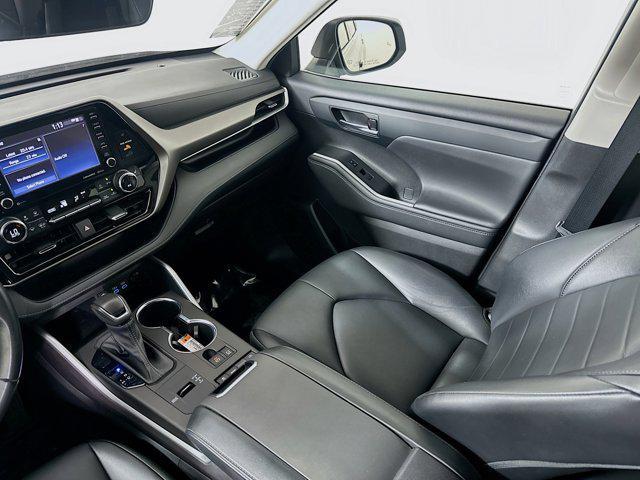Photo of 2022 Celestial Silver Toyota Highlander