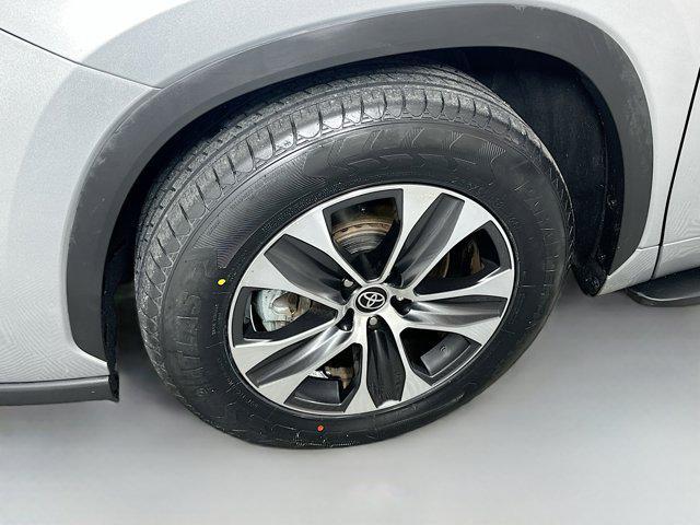 Photo of 2022 Celestial Silver Toyota Highlander