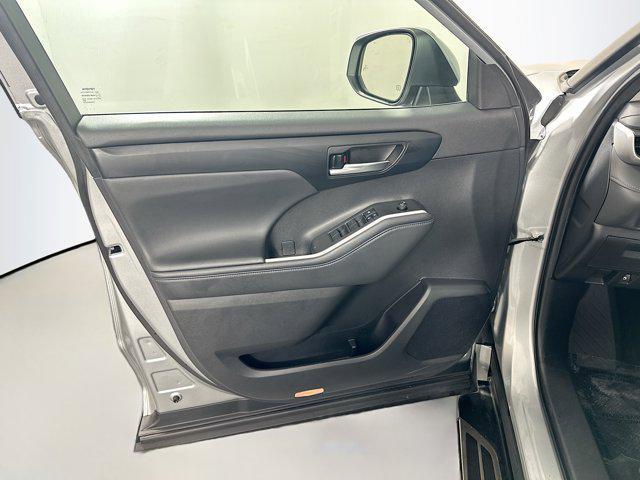 Photo of 2022 Celestial Silver Toyota Highlander