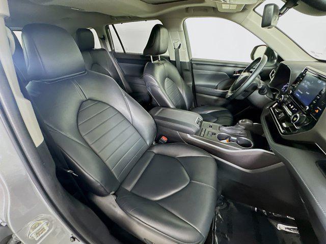 Photo of 2022 Celestial Silver Toyota Highlander
