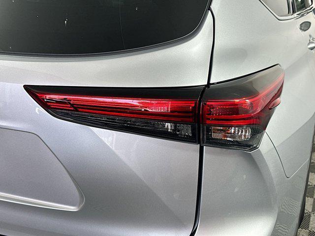 Photo of 2022 Celestial Silver Toyota Highlander