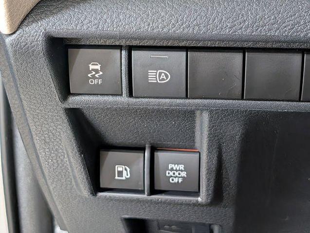 Photo of 2023 Celestial Silver Metallic Toyota Sienna