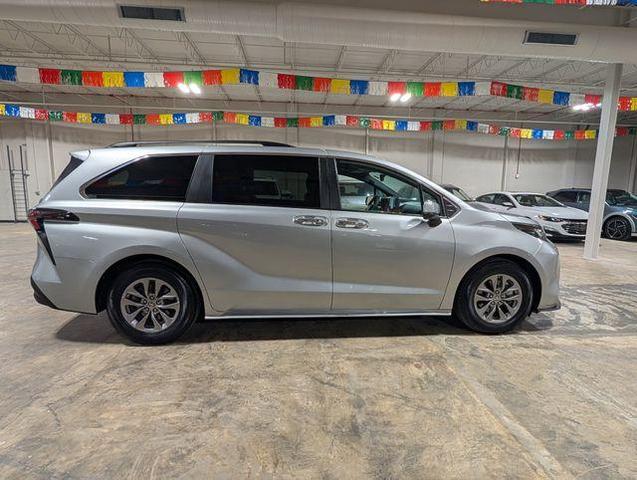 Photo of 2023 Celestial Silver Metallic Toyota Sienna