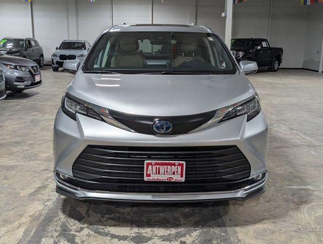 Photo of 2023 Celestial Silver Metallic Toyota Sienna