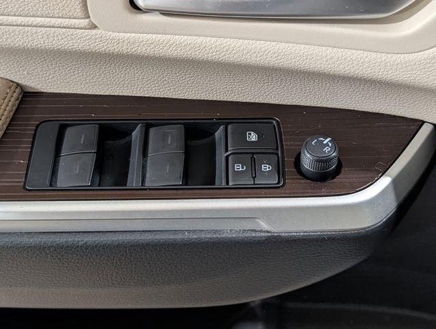 Photo of 2023 Celestial Silver Metallic Toyota Sienna