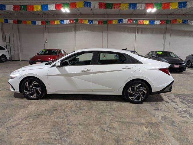 Photo of 2024 White Hyundai ELANTRA