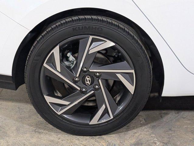 Photo of 2024 White Hyundai ELANTRA