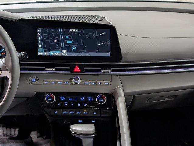 Photo of 2024 White Hyundai ELANTRA