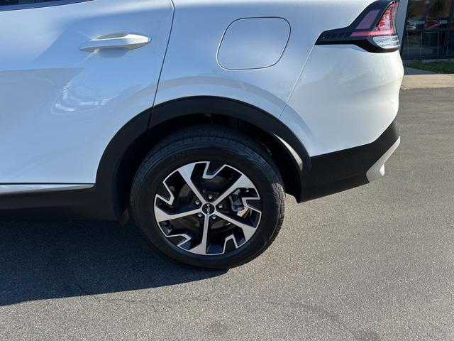 Photo of 2023 Snow White Pearl Kia Sportage Hybrid
