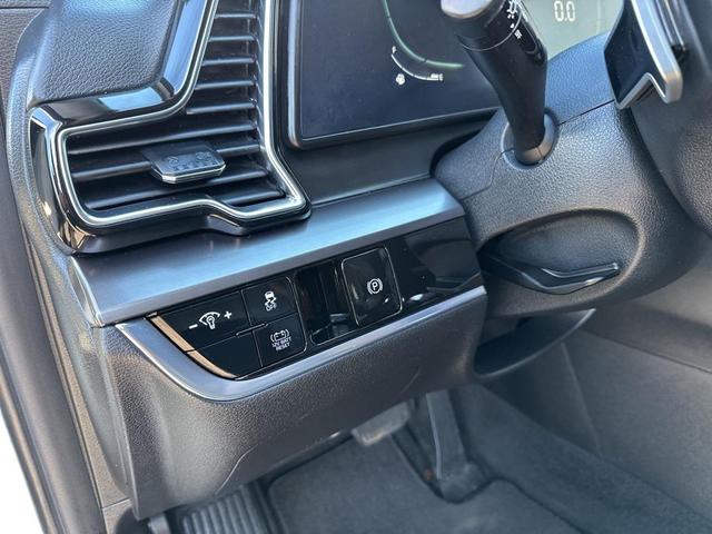Photo of 2023 Snow White Pearl Kia Sportage Hybrid