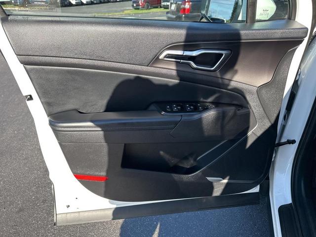 Photo of 2023 Snow White Pearl Kia Sportage Hybrid