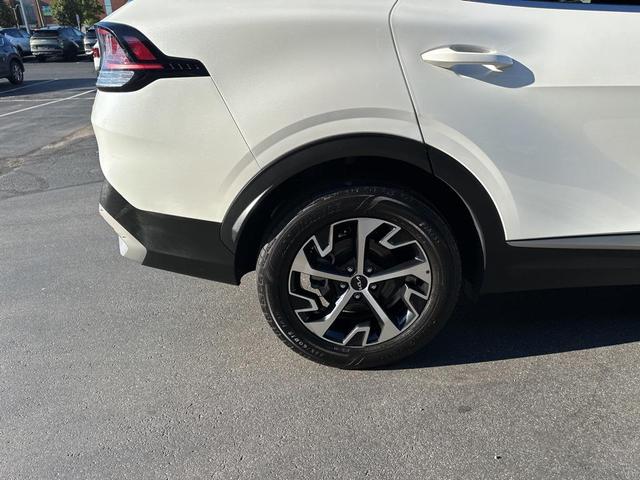 Photo of 2023 Snow White Pearl Kia Sportage Hybrid
