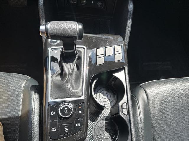 Photo of 2023 Glacial White Pearl Kia Sportage