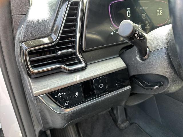 Photo of 2023 Glacial White Pearl Kia Sportage
