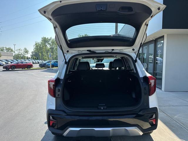 Photo of 2024 Clear White/Black Roof Kia Seltos