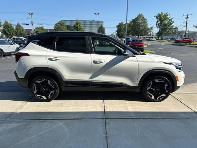 Photo of 2024 Clear White/Black Roof Kia Seltos