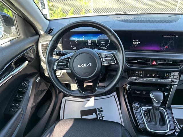 Photo of 2024 Clear White/Black Roof Kia Seltos
