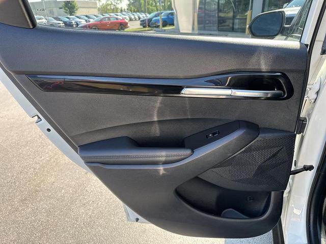 Photo of 2024 Clear White/Black Roof Kia Seltos
