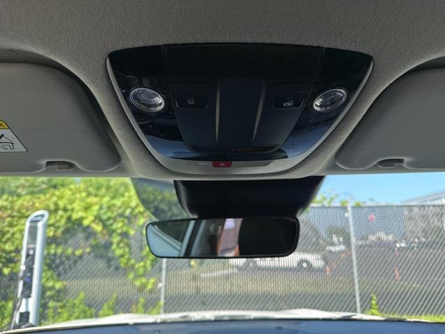Photo of 2024 Clear White/Black Roof Kia Seltos