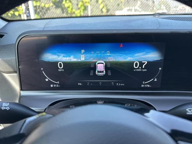Photo of 2024 Clear White/Black Roof Kia Seltos