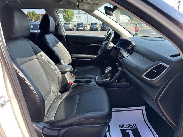 Photo of 2024 Clear White/Black Roof Kia Seltos