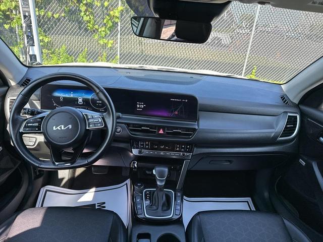 Photo of 2024 Clear White/Black Roof Kia Seltos