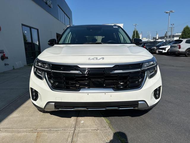 Photo of 2024 Clear White/Black Roof Kia Seltos