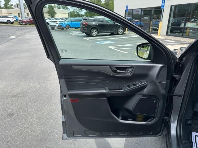 Photo of 2023 Gray Metallic Ford Escape