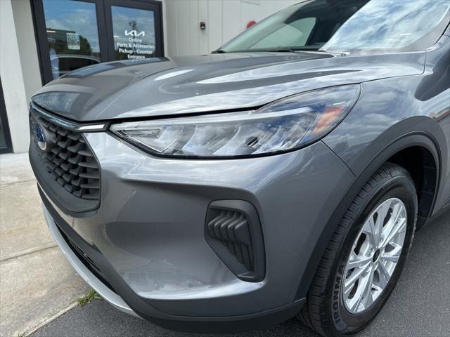 Photo of 2023 Gray Metallic Ford Escape