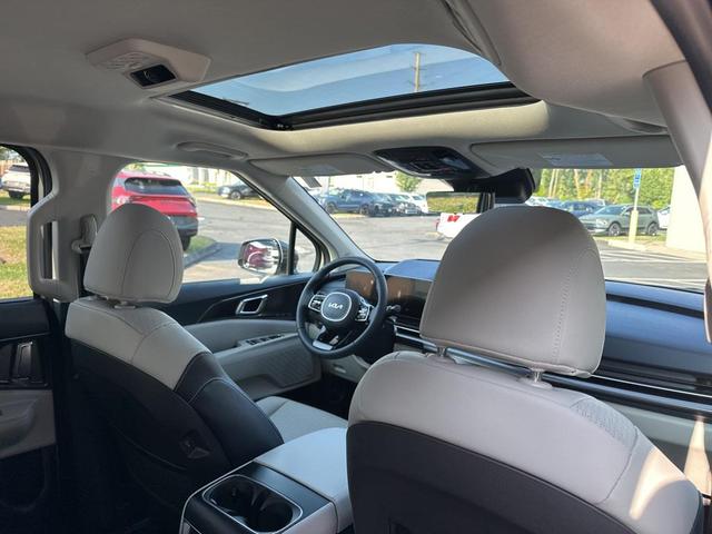 Photo of 2026 Silver Kia Carnival