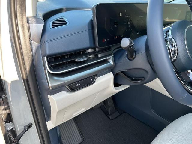 Photo of 2026 Silver Kia Carnival