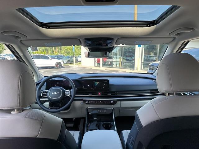 Photo of 2026 Silver Kia Carnival