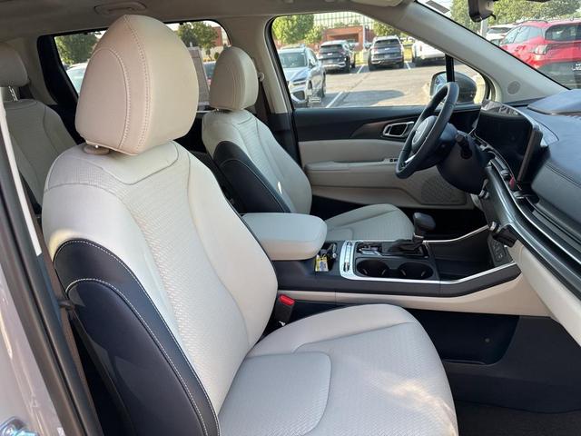 Photo of 2026 Silver Kia Carnival