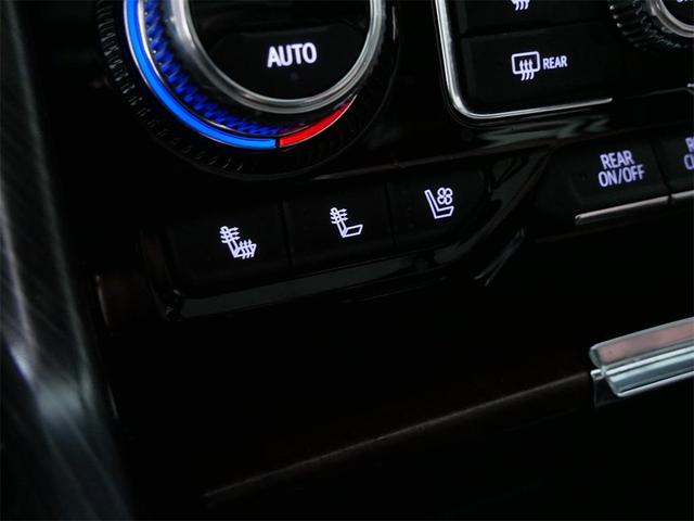 Photo of 2023 White Frost Tri-Coat GMC Yukon XL