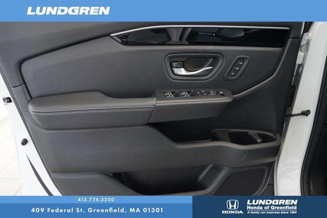 Photo of 2025 White Honda Pilot