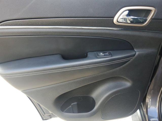 Photo of 2017 Granite Crystal Metallic Clearcoat Jeep Grand Cherokee