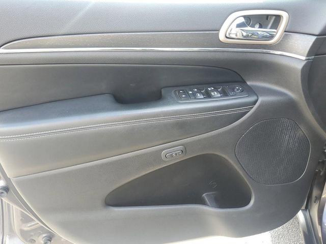 Photo of 2017 Granite Crystal Metallic Clearcoat Jeep Grand Cherokee
