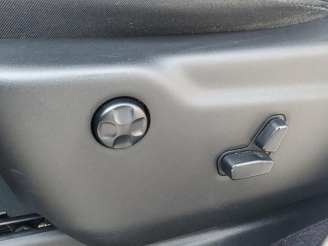 Photo of 2017 Granite Crystal Metallic Clearcoat Jeep Grand Cherokee