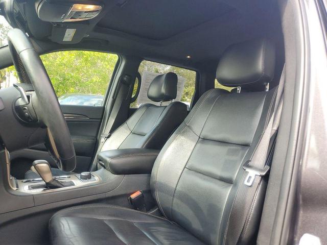 Photo of 2017 Granite Crystal Metallic Clearcoat Jeep Grand Cherokee