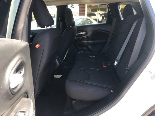 Photo of 2017 White Jeep Cherokee