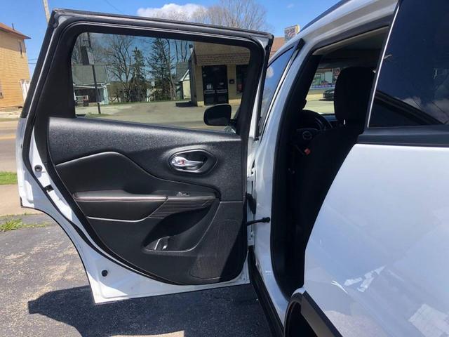 Photo of 2017 White Jeep Cherokee