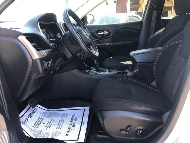 Photo of 2017 White Jeep Cherokee