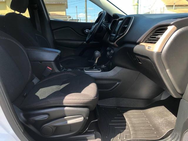 Photo of 2017 White Jeep Cherokee