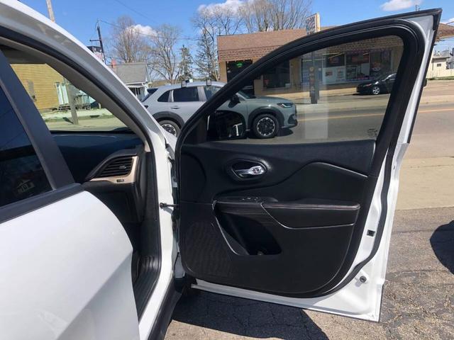 Photo of 2017 White Jeep Cherokee