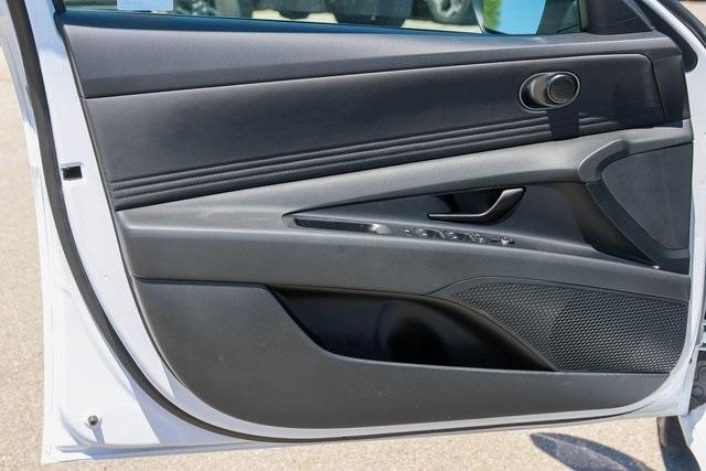 Photo of 2025 White Hyundai ELANTRA