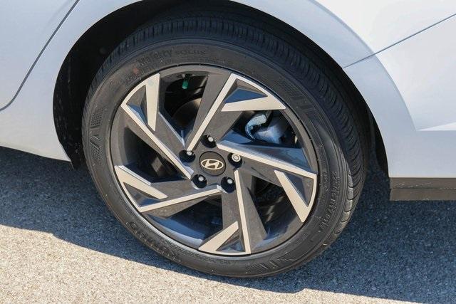 Photo of 2025 White Hyundai ELANTRA