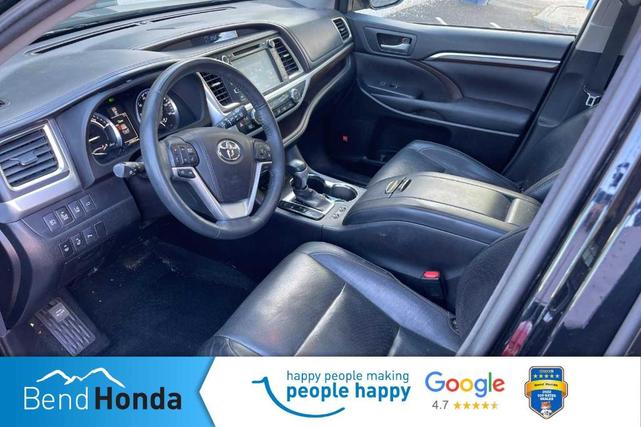 Photo of 2016 Midnight Black Metallic Toyota Highlander Hybrid