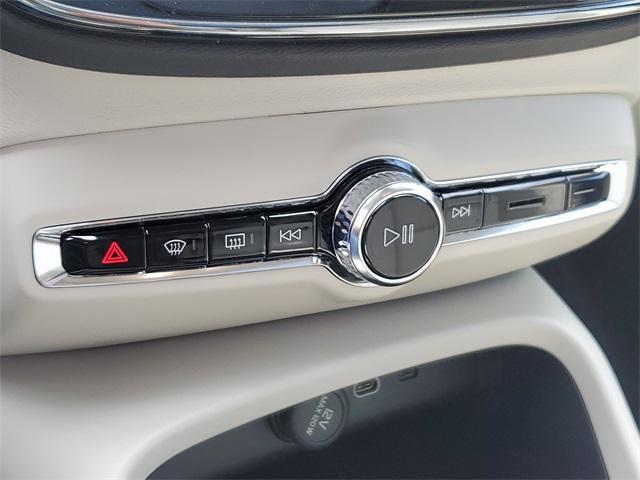 Photo of 2025 Volvo XC40