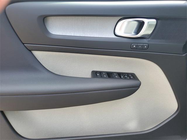 Photo of 2025 Volvo XC40