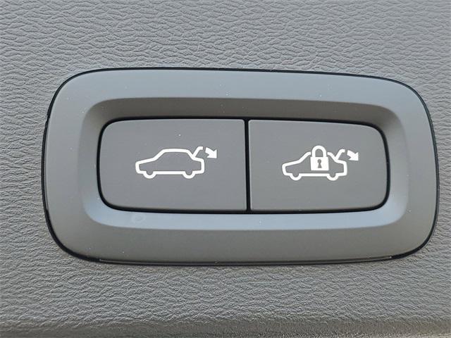 Photo of 2025 Volvo XC40